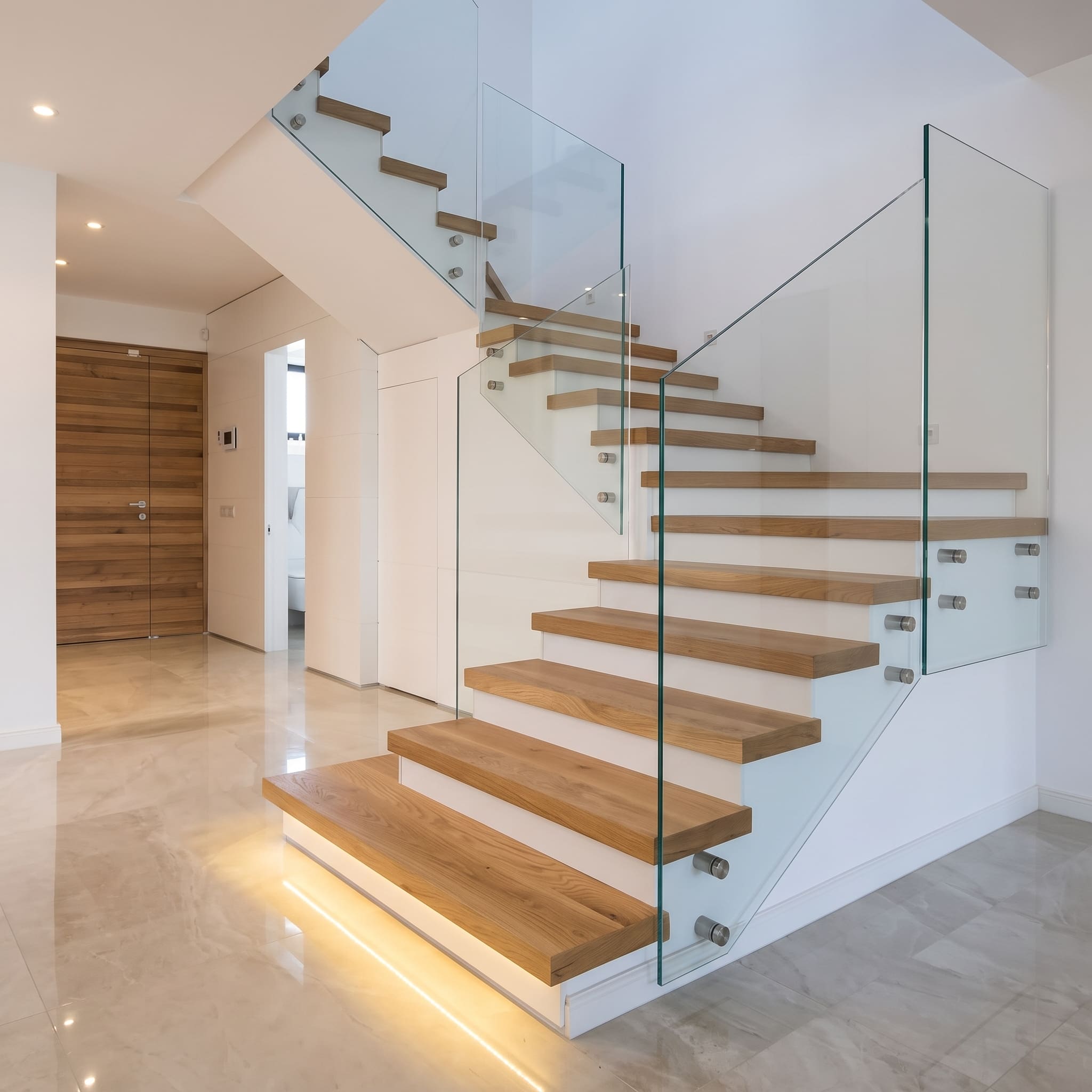 Escalier avec garde-corps en verre sur mesure