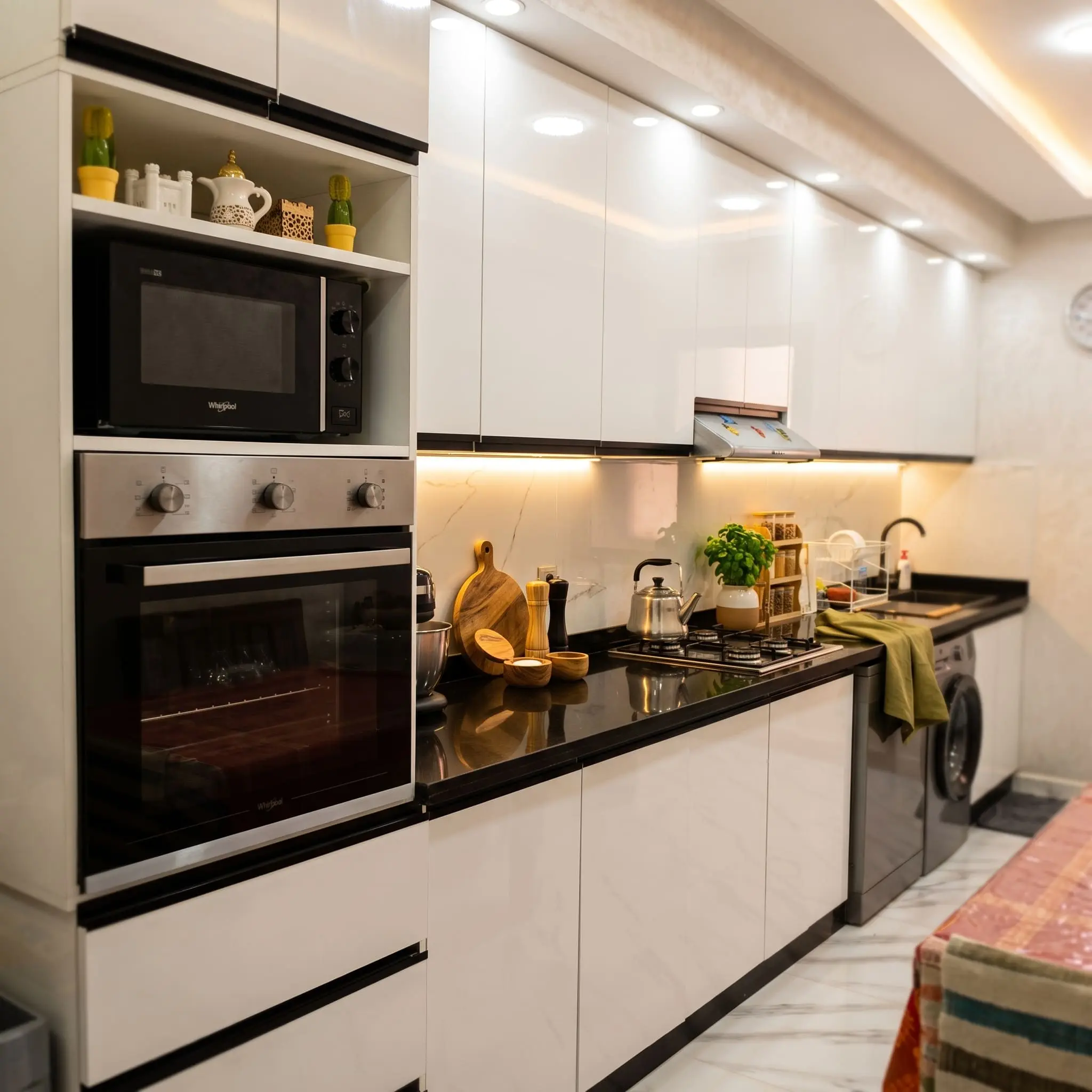 Cuisine contemporaine en bois foncé sur mesure